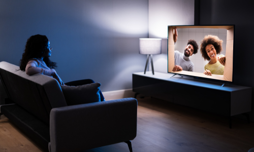 foto ilustrativa: mulher assistindo televisão