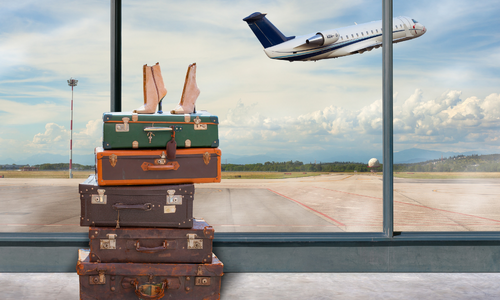 foto ilustrativa: malas e aviao decolando viagem